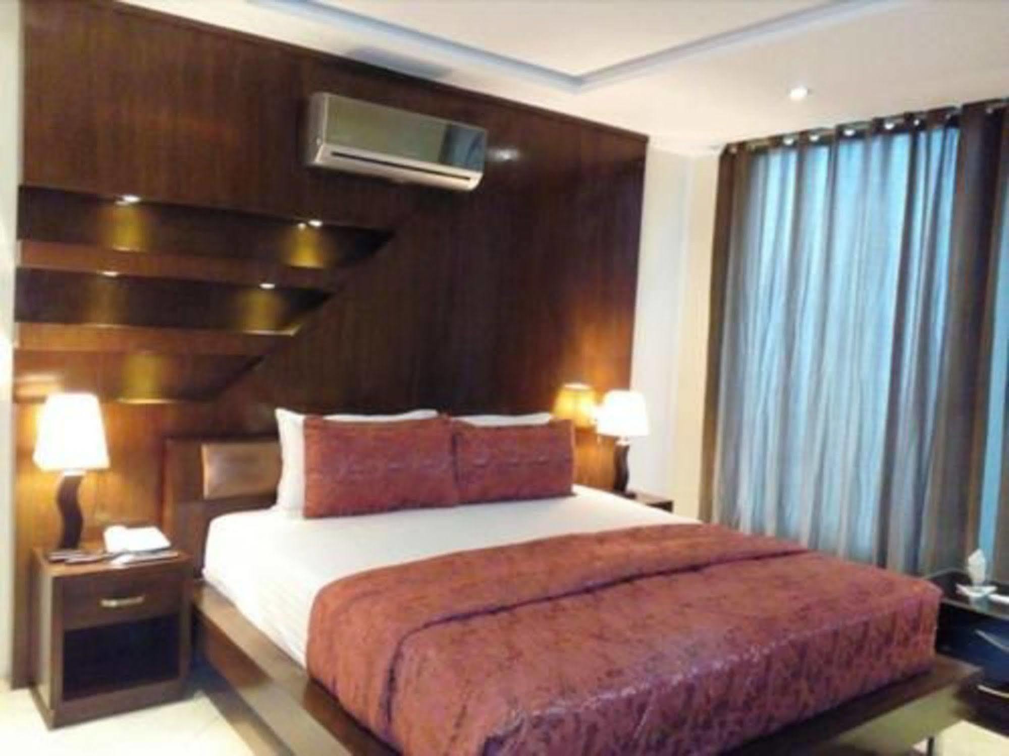 Bling Hotel International Мултан Экстерьер фото